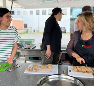 Klimaschutzministerin Katrin Eder kocht gemeinsam mit einer Auszubildenden des Ausbildungszentrums für Ernährung und Diätetik