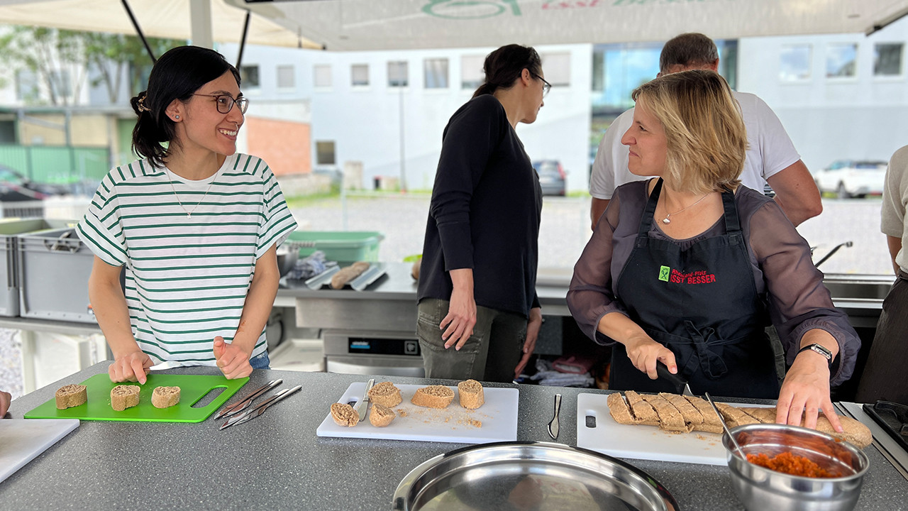 Klimaschutzministerin Katrin Eder kocht gemeinsam mit einer Auszubildenden des Ausbildungszentrums für Ernährung und Diätetik