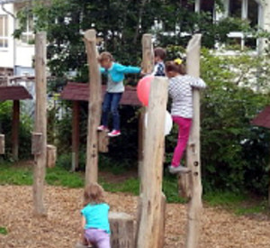 Spielende Kinder auf dem neu gestalteten Außengelände der Kita in Asbach