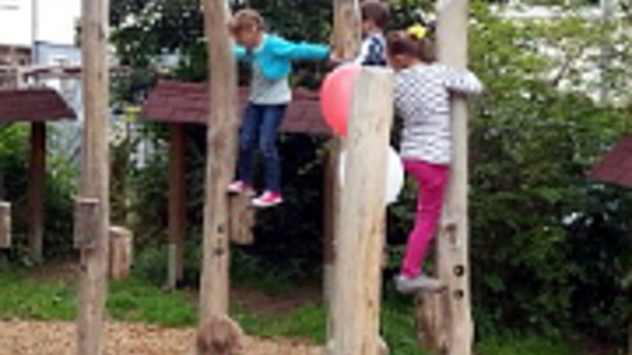 Spielende Kinder auf dem neu gestalteten Außengelände der Kita in Asbach Spielende Kinder auf dem neu gestalteten Außengelände der Kita in Asbach
