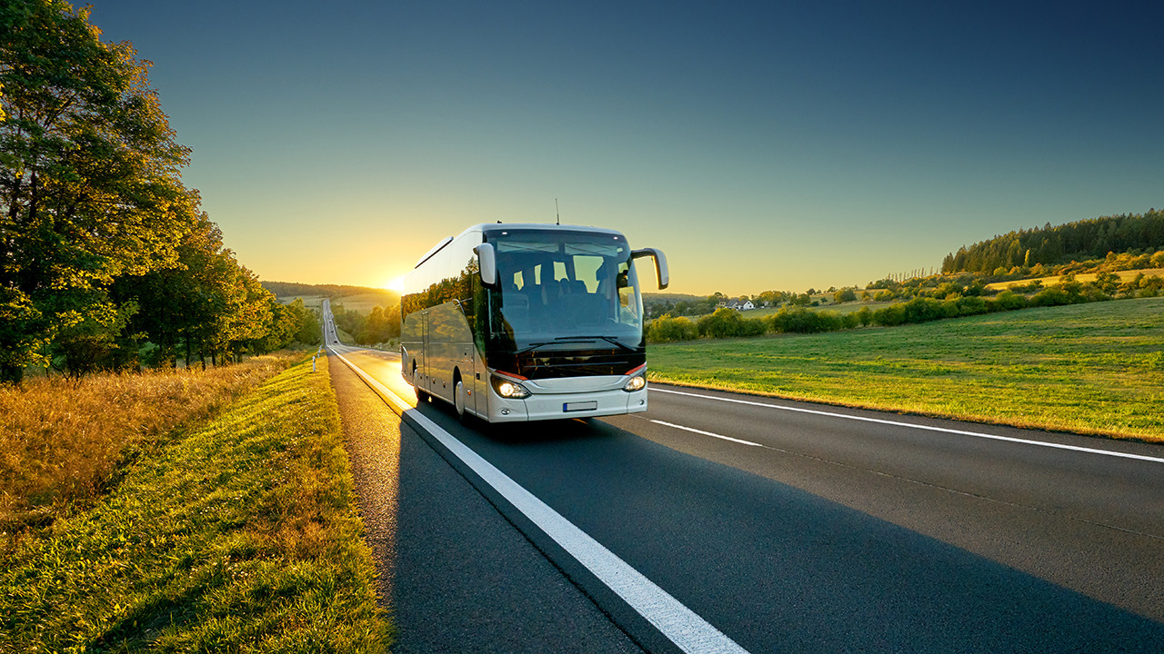 Bus auf Landstraße