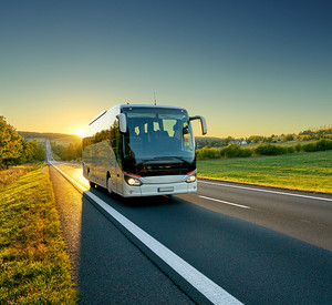 Bus auf Landstraße