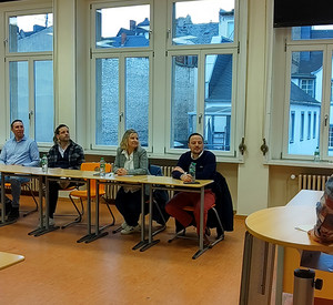 Im Görres-Gymnasium informieren sich Klimaschutzministerin Katrin Eder und der Koblenzer Baudezernet Prof. Dr. Andreas Lukas über den Baufortschritt