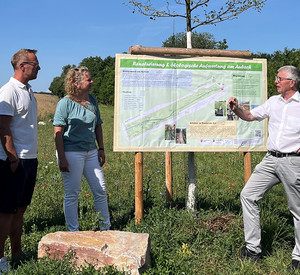Klimaschutzstaatssekretär Dr. Erwin Manz und Umweltdezernentin Janina Steinkrüger am renaturierten Aubach