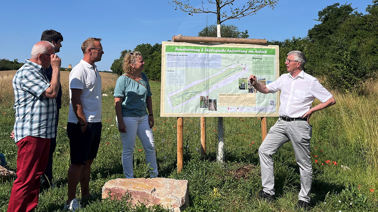 Klimaschutzstaatssekretär Dr. Erwin Manz und Umweltdezernentin Janina Steinkrüger am renaturierten Aubach
