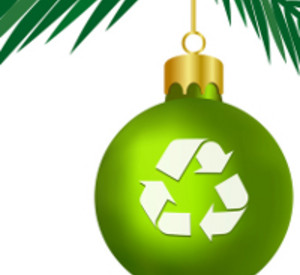 Grüne Weihnachtsbaukugel mit Recyclingzeichen. Foto: fotolia