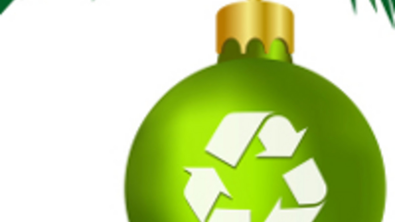 Grüne Weihnachtsbaukugel mit Recyclingzeichen. Foto: fotolia