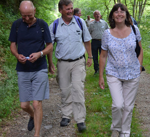 Ulrike Höfken bei ihrer Wanderung im Rahmen ihrer Sommertour „Ab ins Grüne“.