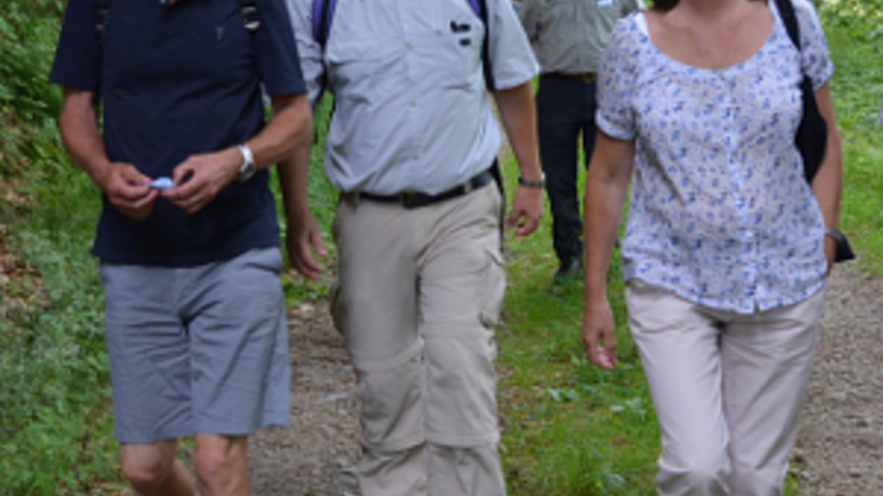 Ulrike Höfken bei ihrer Wanderung im Rahmen ihrer Sommertour „Ab ins Grüne“.