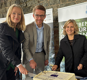 Umweltministerinnen Katrin Eder und Thekla Walker sowie Umweltstaatssekretär Michael Ruhl beim Anschneiden des Geburtstagskuchens