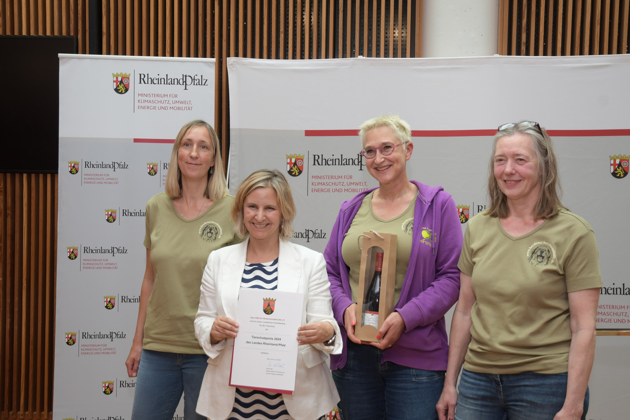 Umweltministerin Katrin Eder mit Mirjam Cordt, Sabine Fischer (links) und Barbara Hollandt (rechts) vom Verein Hilfe für Herdenschutzhunde