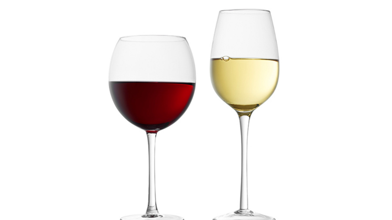 Zwei Weingläser mit Rot- und Weißwein gefüllt