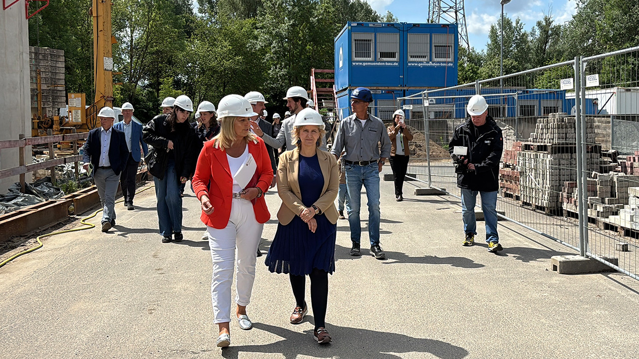 Klimaschutzministerin Katrin Eder und Jeanette Wetterling, Vorstandsvorsitzende des Wirtschaftsbetrieb Mainz beim Rundgang auf dem Gelände der Mainzer Kläranlage