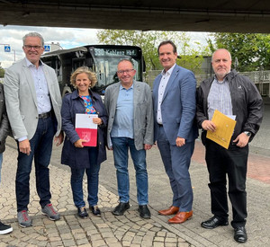 Gruppenbild der Bescheidsübergabe mit Klimaschutzministerin Katrin Eder