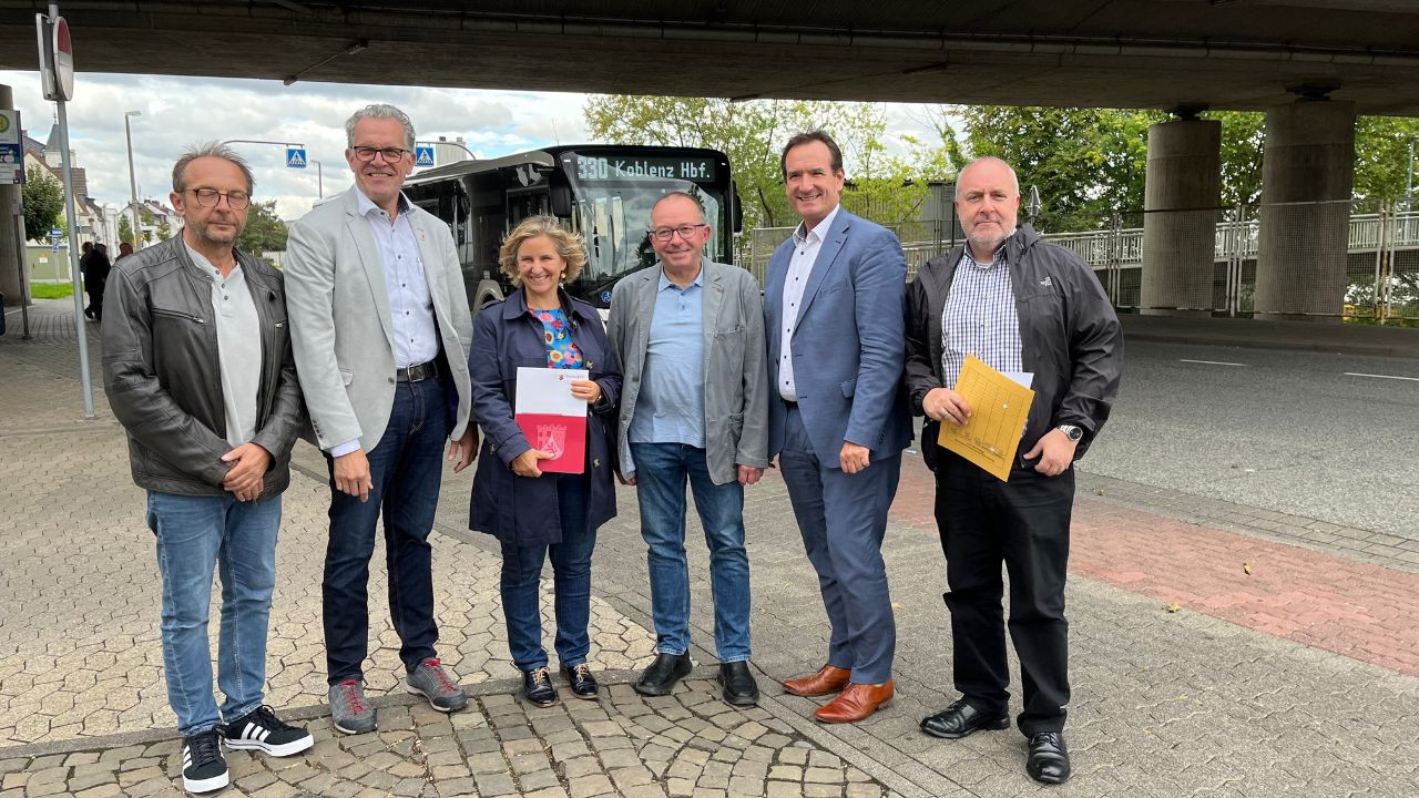 Gruppenbild der Bescheidsübergabe mit Klimaschutzministerin Katrin Eder
