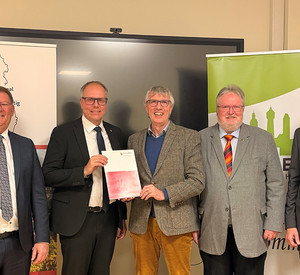 Staatssekretär Dr. Erwin Manz übergibt den Förderbescheid an Bürgermeister Peter Müller 