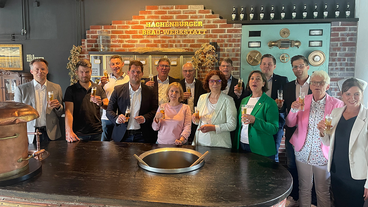 Bierprobe in der Westerwald-Brauerei H. Schneider in Hachenburg