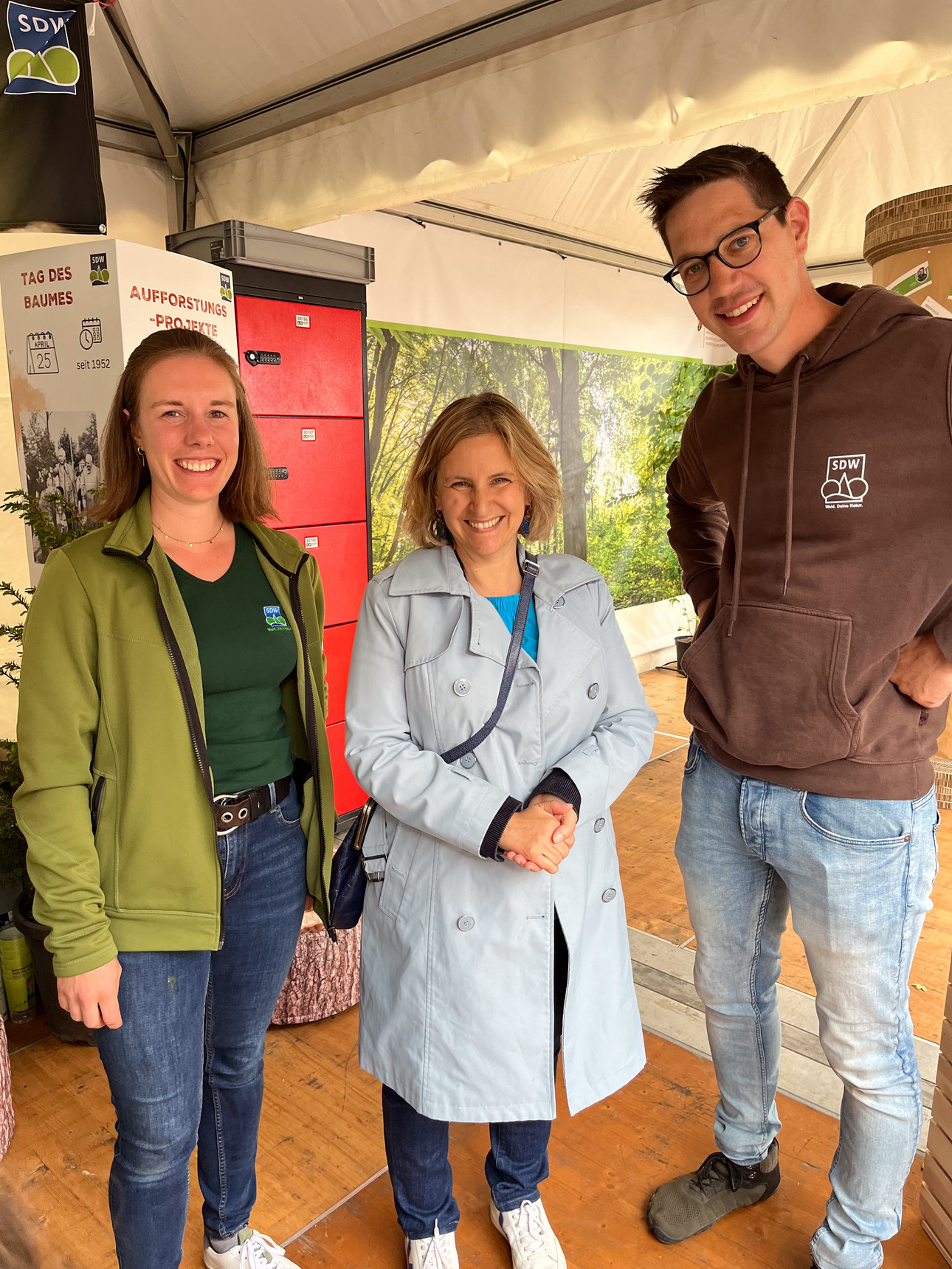 Zwischenstopp am Stand der Schutzgemeinschaft Deutscher Wald (SDW)