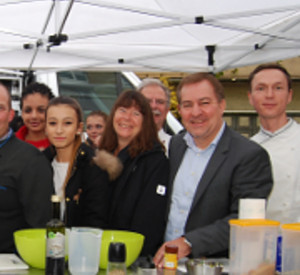 Projektstart am Kochbus mit Ernährungsministerin Ulrike Höfken.