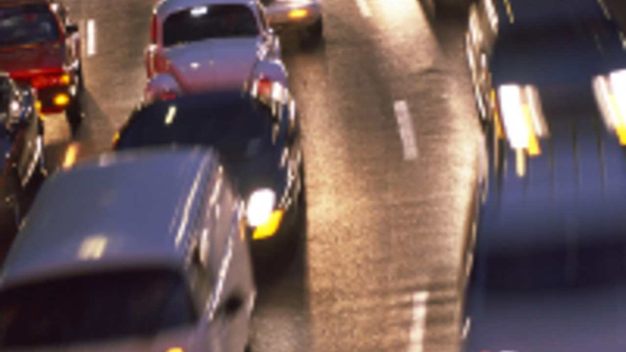 Städtischer Straßenverkehr am Abend. Foto: istockphoto.de