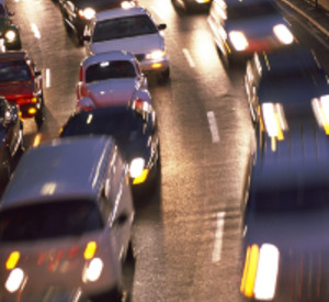 Städtischer Straßenverkehr am Abend. Foto: istockphoto.de