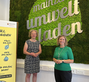Klimaschutzministerin Katrin Eder (rechts) und die Mainzer Umweltdezernentin Janina Steinkrüger