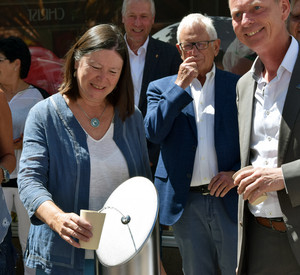 Umweltministerin Ulrike Höfken am Trinkwasserbrunnen in Kaiserslautern