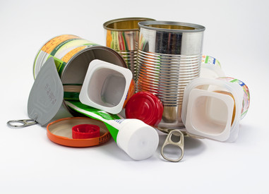 Anhäufung von Lebensmittelverpackungen wie Blechdosen, Tuben, Plastikbecher