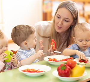 Kinder essen in der Kita Obst und Gemüse