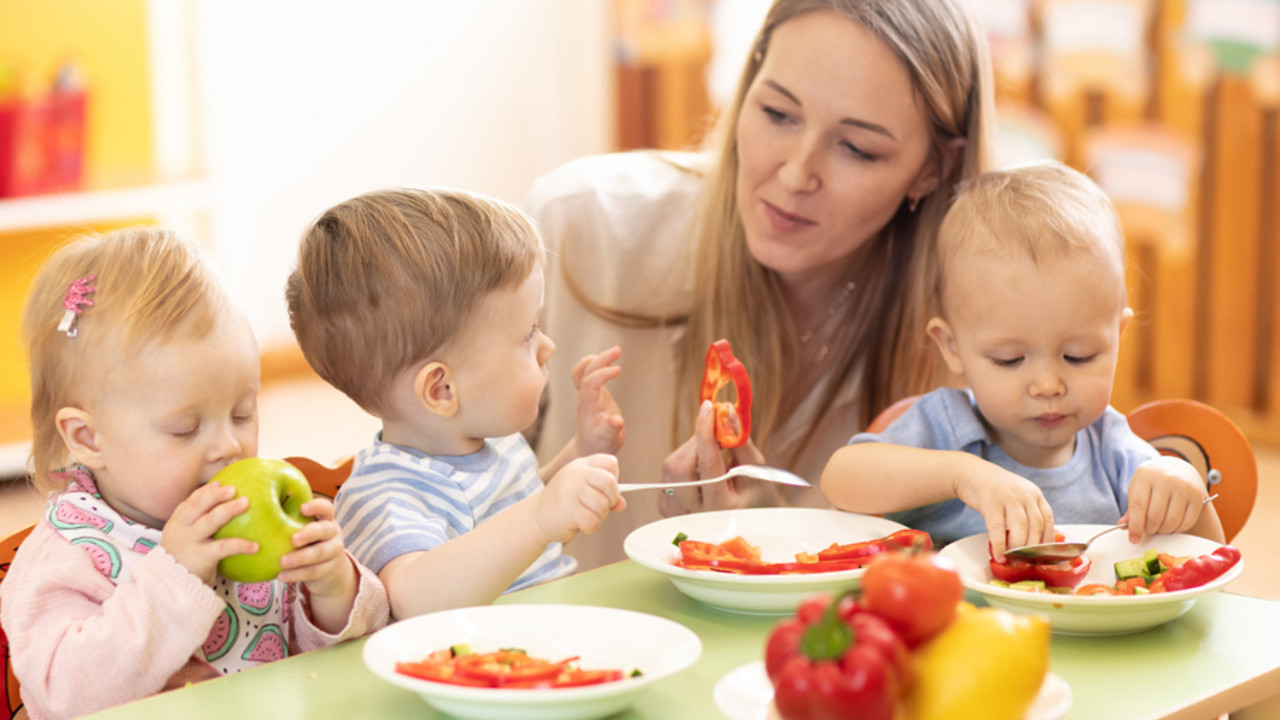 Kinder essen in der Kita Obst und Gemüse