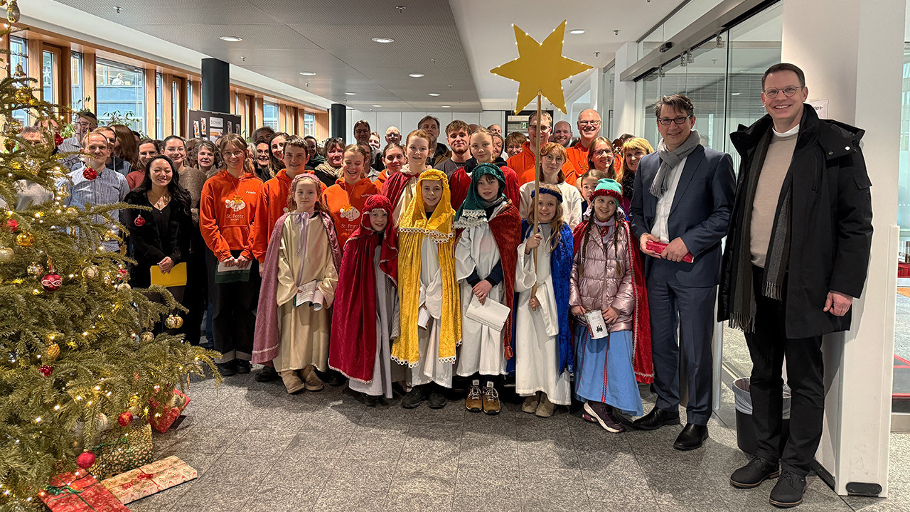 Die Sternsingerinnen und Sternsinger der Pfarrei St. Peter besuchen das Klimaschutzministerium