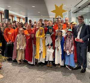 Die Sternsingerinnen und Sternsinger der Pfarrei St. Peter besuchen das Klimaschutzministerium