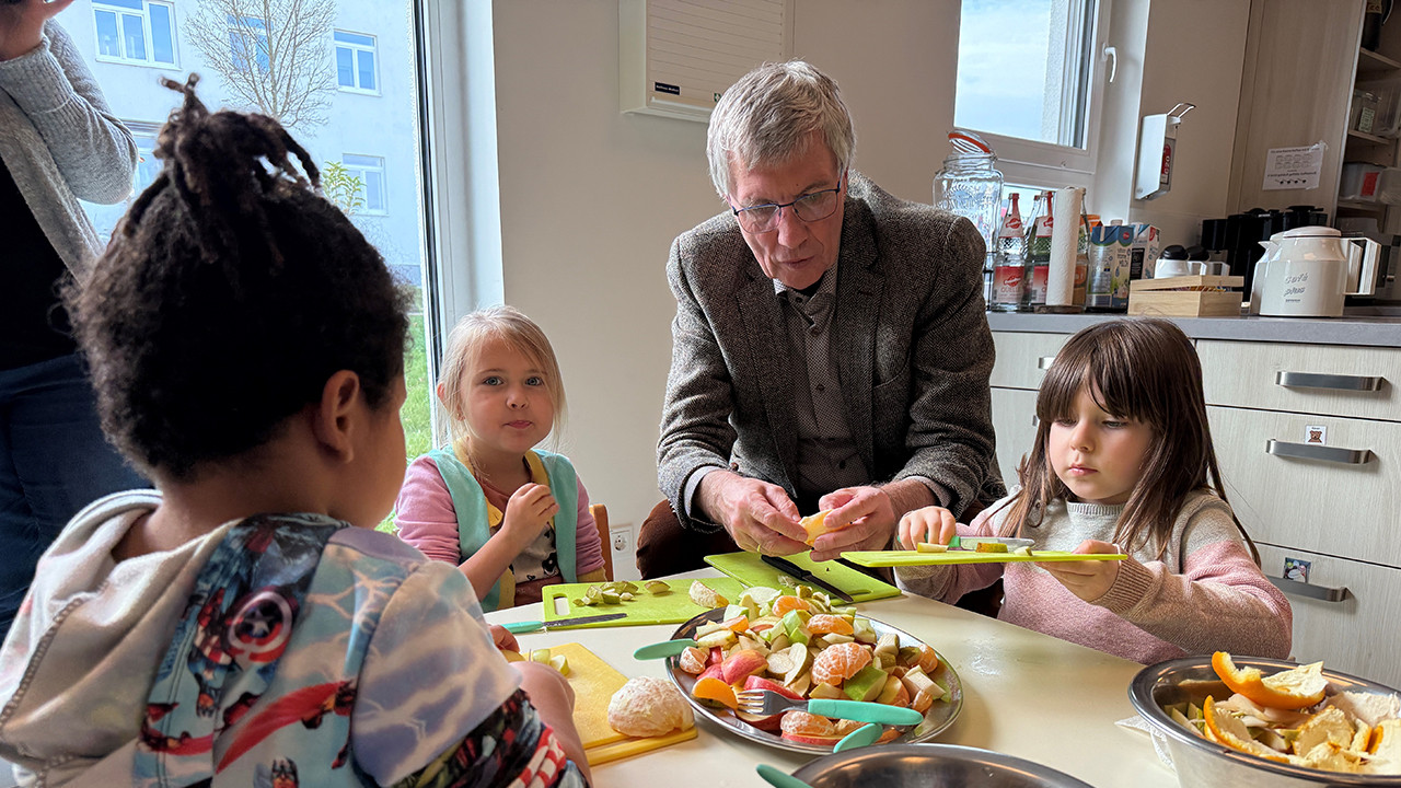 Erwin Manz bereitet mit Kita-Kindern einen gesunden und leckeren Obstsalat zu