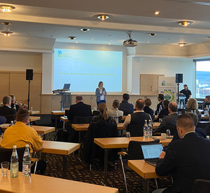 Katrin Eder spricht zu den Teilnehmern des ersten Kommunalen Klimaforums