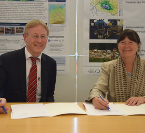 Ulrike Höfken und der Vizepräsident des Deutschen Wetterdienstes Paul Becker unterzeichnen die Kooperationsvereinbarung.