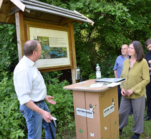 Umweltministerin Ulrike Höfken bei einem Ortstermin am Speyerbach Geinsheim