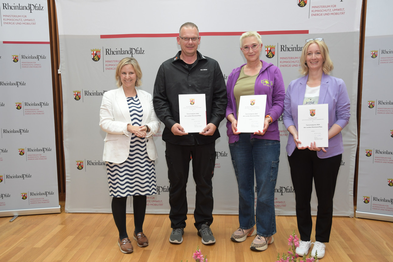 Umweltministerin Katrin Eder mit den Tierschutzpreisträgern 2024 Kai Zöller (Animal Sunshine Farm), Mirjam Cordt (Hilfe für Herdenschutzhunde) und Nadine Leisch (Eifeltierheim Altrich)
