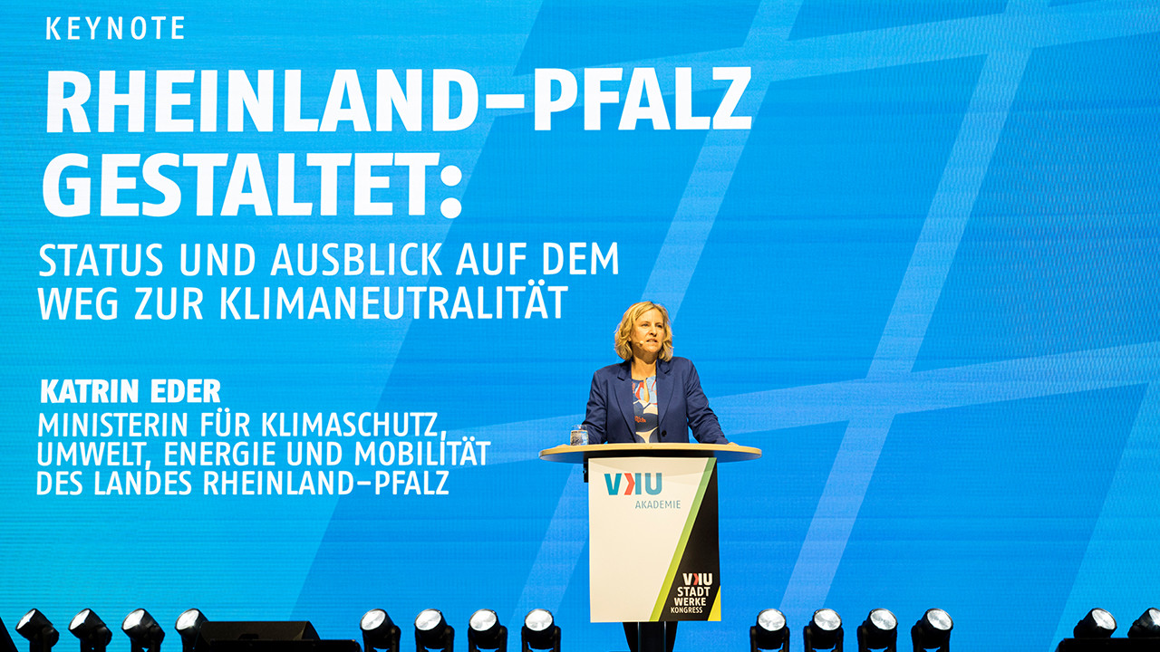 Klimaschutzministerin Katrin Eder spricht auf auf dem bundesweitem VKU Stadtwerkekongress