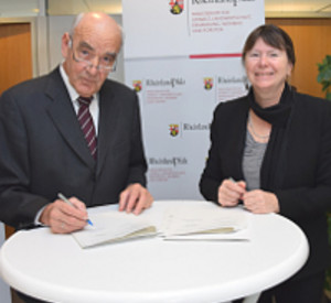 Ulrike Höfken und Norbert Schindler nach Unterzeichnung der Vereinbarung