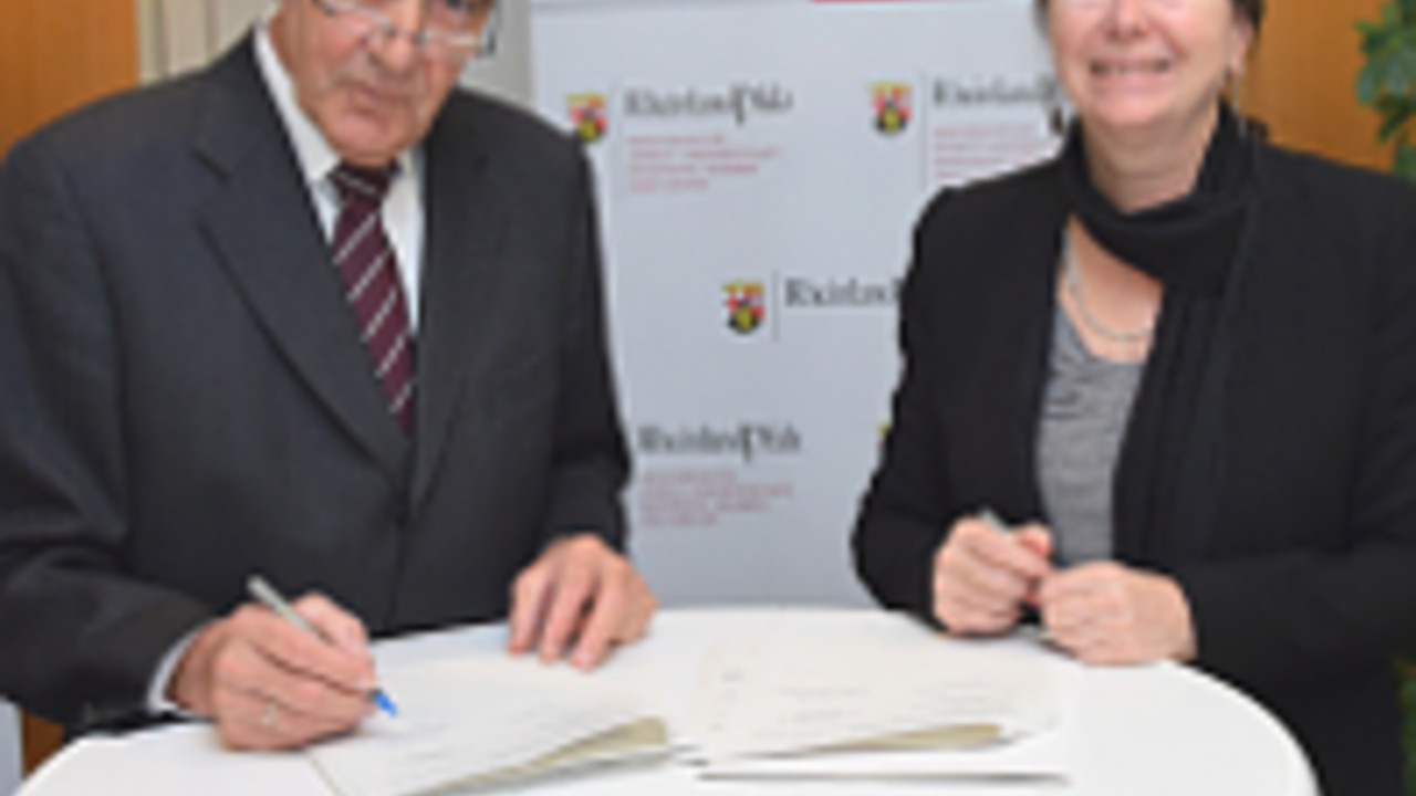 Ulrike Höfken und Norbert Schindler nach Unterzeichnung der Vereinbarung Ulrike Höfken und Norbert Schindler nach Unterzeichnung der Vereinbarung