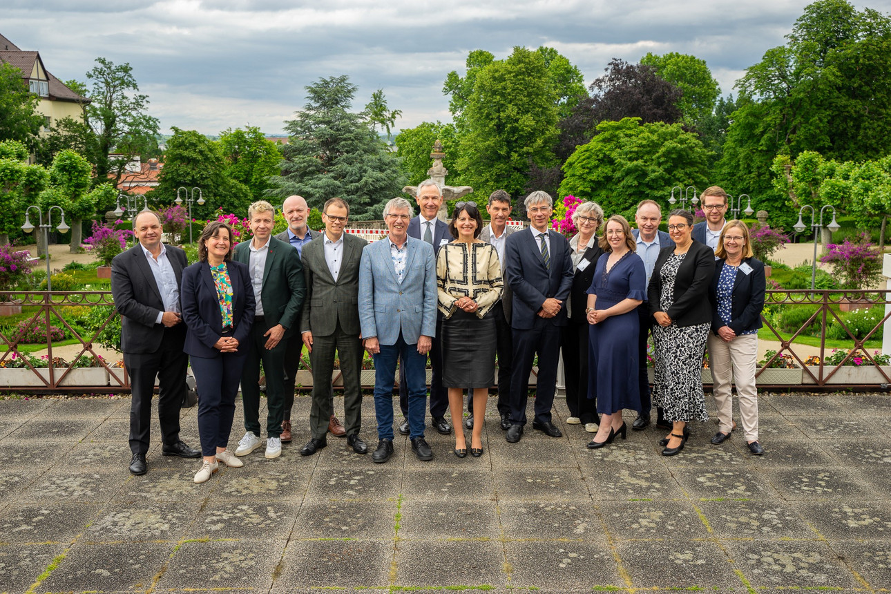 Gruppenfoto mit den Teilnehmerinnen und Teilnehmern der Amtschefkonferenz in Bad Dürkheim