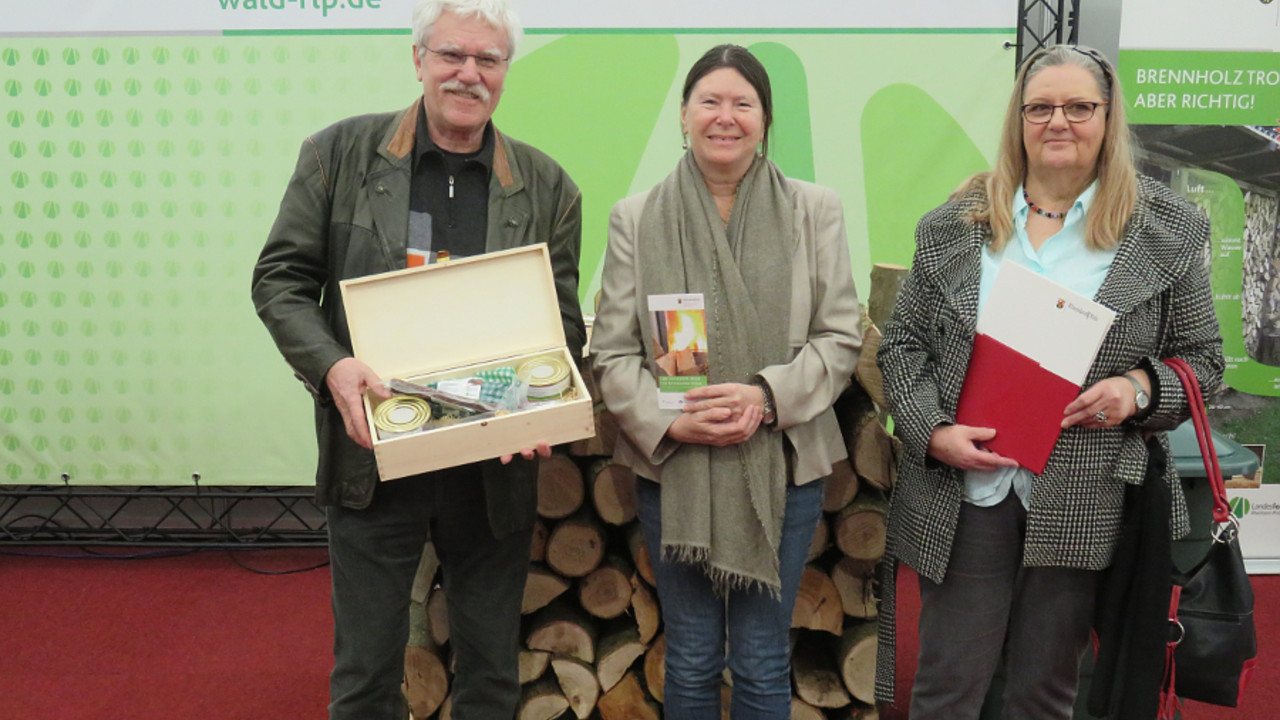 Umweltministerin Ulrike Höfen überreicht den 500. Förderbescheid für einen klimafreundlichen Pelletofen an Regina und Hans-Peter Löhr aus Wackernheim.