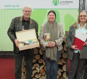 Umweltministerin Ulrike Höfen überreicht den 500. Förderbescheid für einen klimafreundlichen Pelletofen an Regina und Hans-Peter Löhr aus Wackernheim.