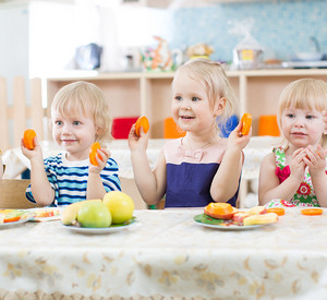 Kinder in einer Kita essen Obst
