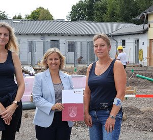 Umweltministerin Katrin Eder überreicht in Montabaur Vetreterinnen des Vereins Mons & Tabor Tierschutz e.V. den Förderbescheid