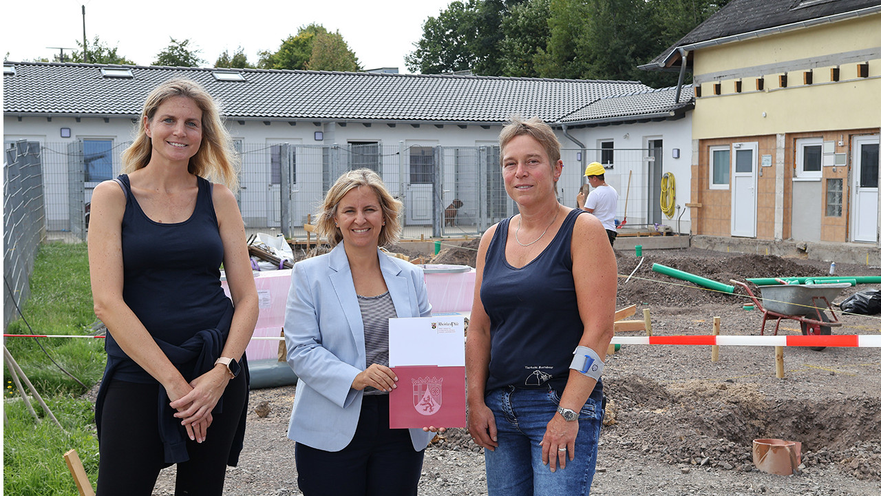 Umweltministerin Katrin Eder überreicht in Montabaur Vetreterinnen des Vereins Mons & Tabor Tierschutz e.V. den Förderbescheid