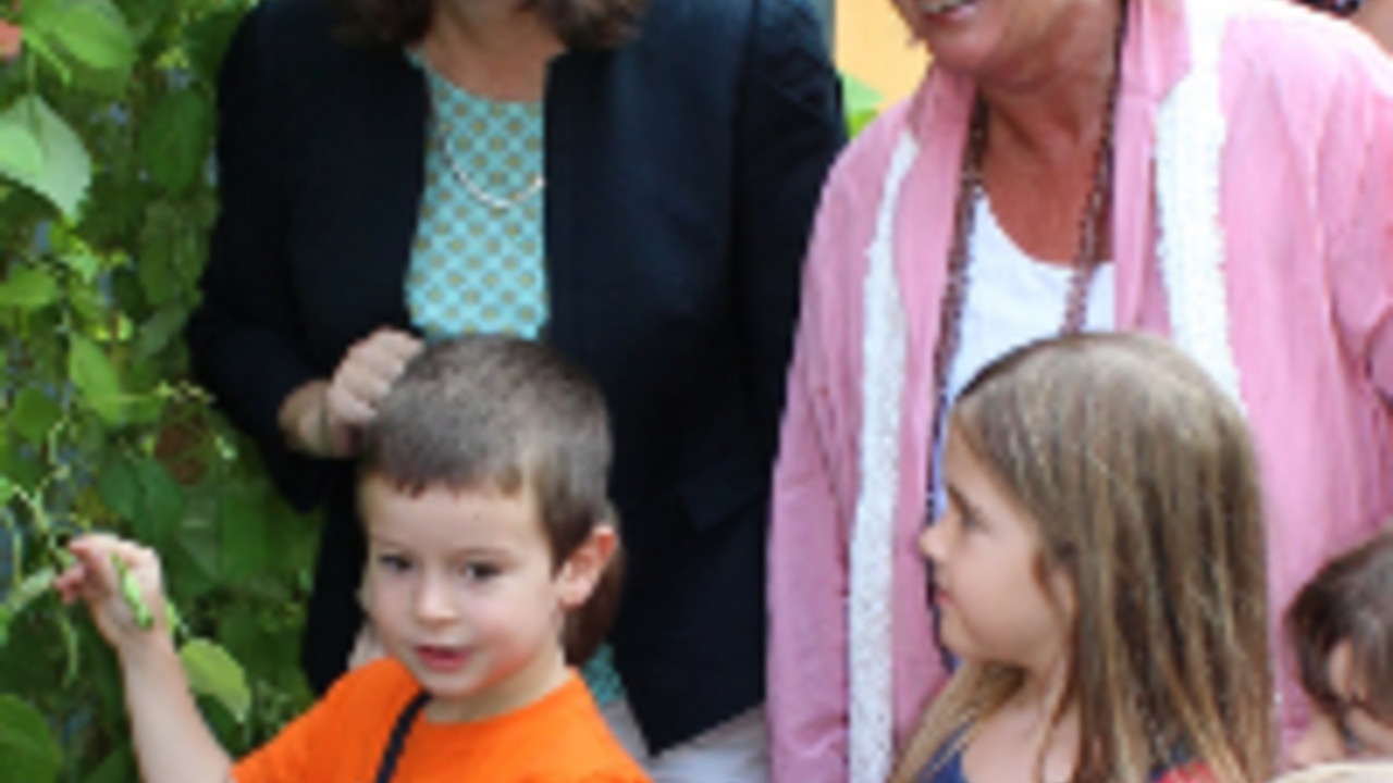 Ulrike Höfken und Irene Alt mit Kindern.