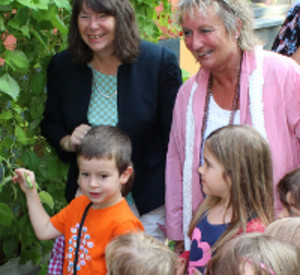 Ulrike Höfken und Irene Alt mit Kindern.