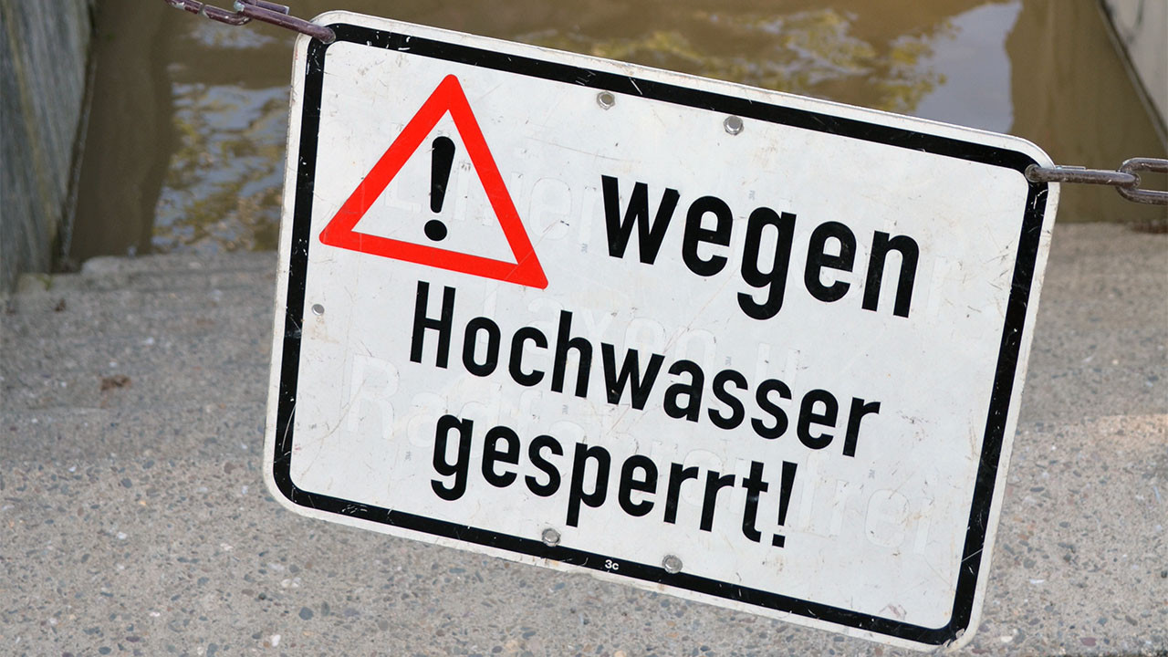 Schild "wegen Hochwasser gesperrt"