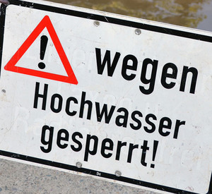 Schild "wegen Hochwasser gesperrt"